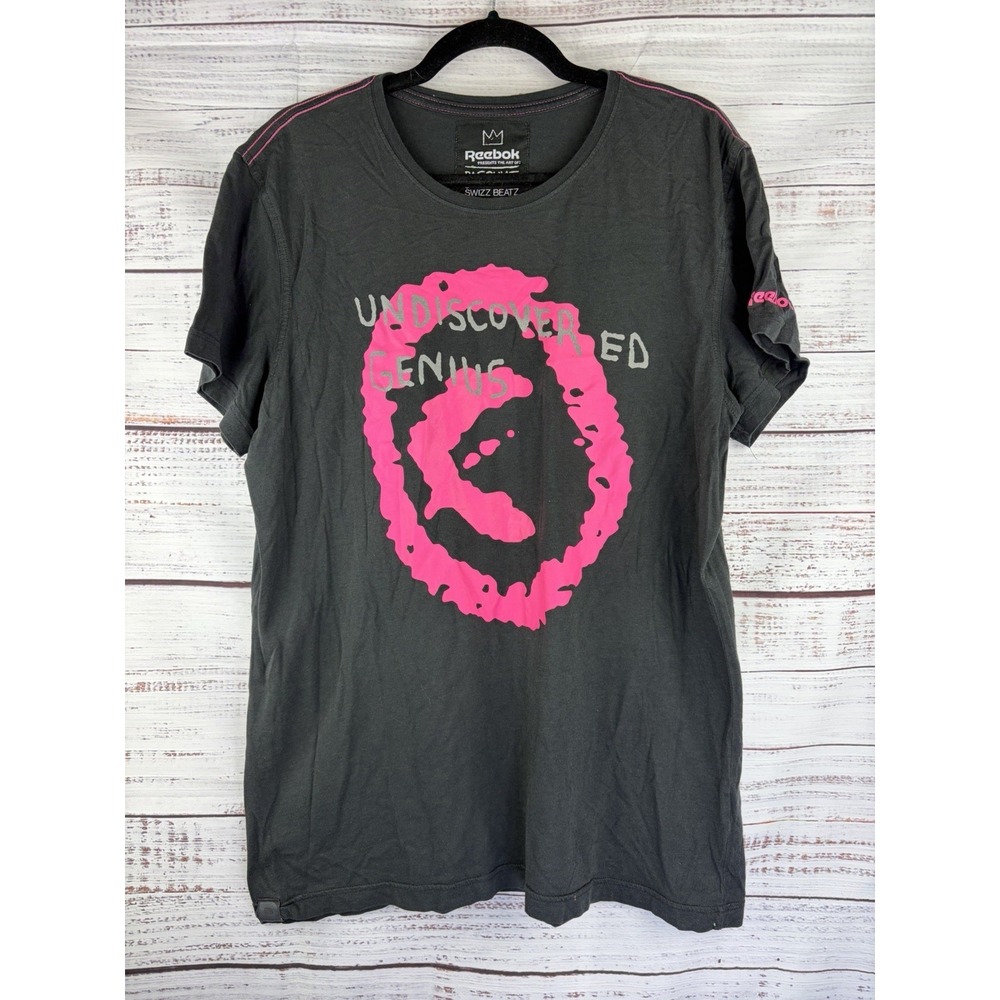 Reebok PRESENTS THE ART of BASQUIAT SWIZZ BEATZ Undiscovered Genius Tshirt READ
